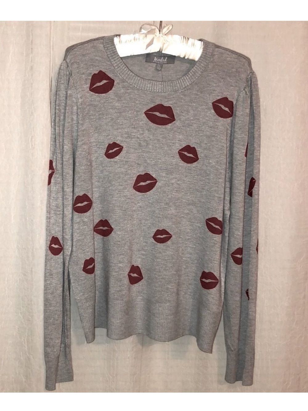 Marled XL Gray with Red Kisses Valentines Sweetheart Crewneck Sweater